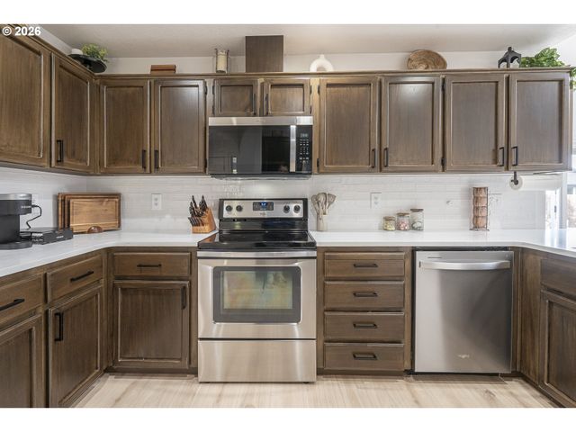 824 E EDGEWOOD Dr, Newberg, OR 97132