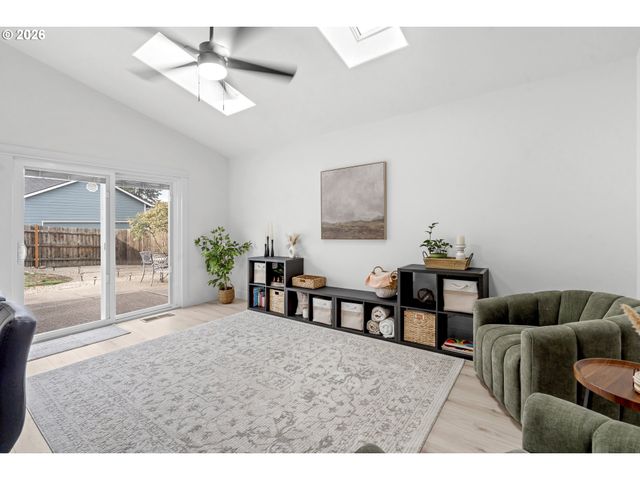 824 E EDGEWOOD Dr, Newberg, OR 97132