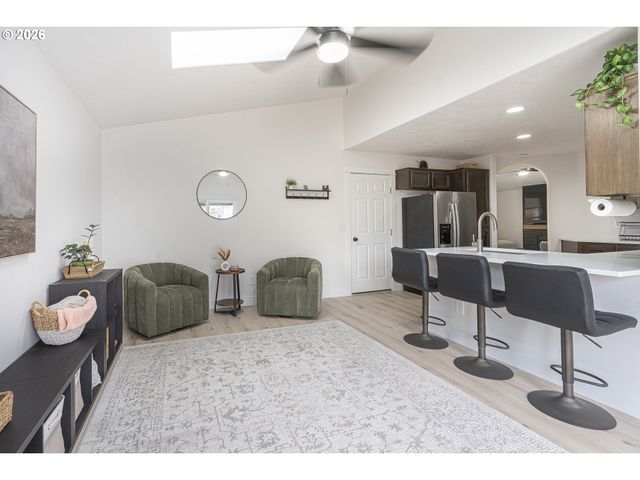 824 E EDGEWOOD Dr, Newberg, OR 97132