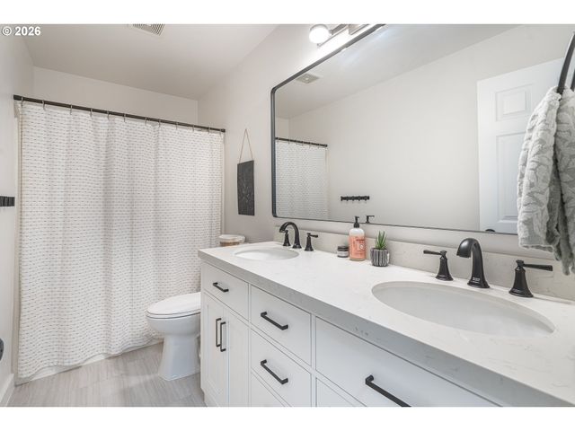 824 E EDGEWOOD Dr, Newberg, OR 97132