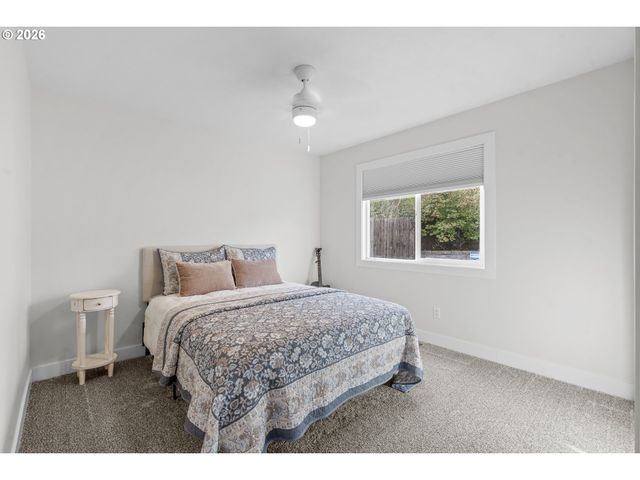 824 E EDGEWOOD Dr, Newberg, OR 97132