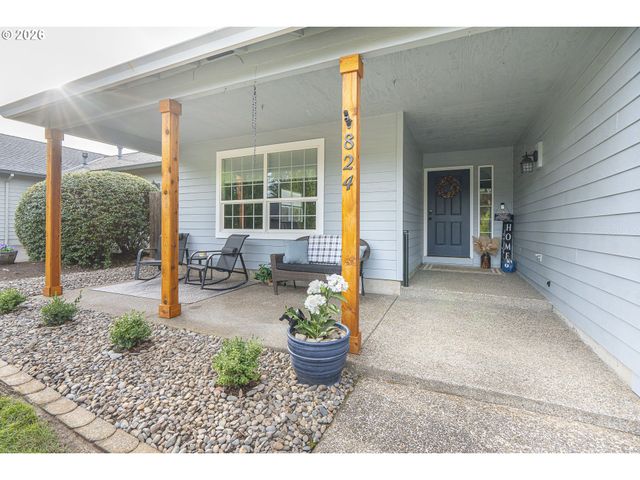 824 E EDGEWOOD Dr, Newberg, OR 97132
