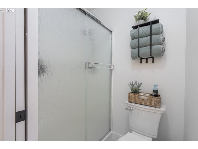 824 E EDGEWOOD Dr, Newberg, OR 97132