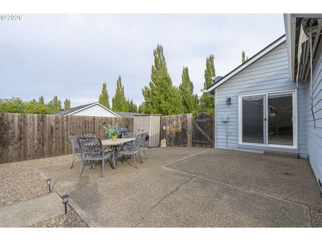 824 E EDGEWOOD Dr, Newberg, OR 97132