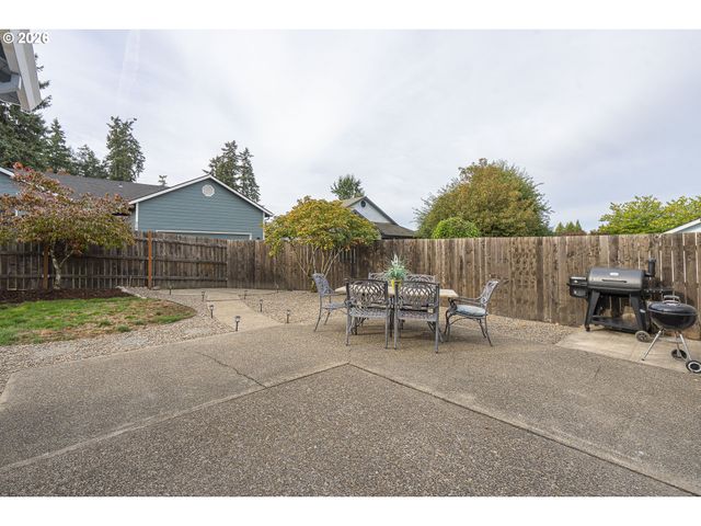 824 E EDGEWOOD Dr, Newberg, OR 97132