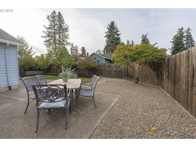 824 E EDGEWOOD Dr, Newberg, OR 97132