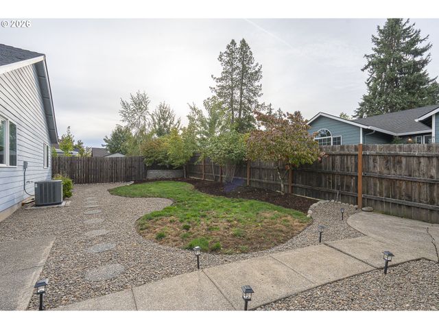 824 E EDGEWOOD Dr, Newberg, OR 97132