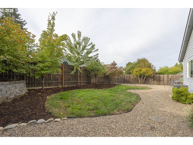 824 E EDGEWOOD Dr, Newberg, OR 97132