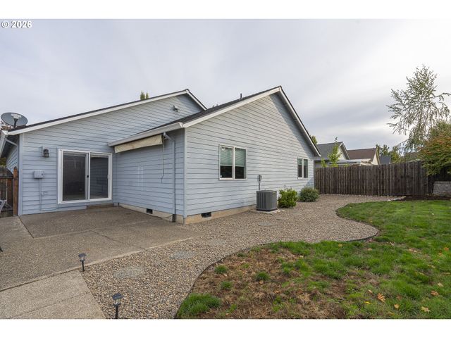 824 E EDGEWOOD Dr, Newberg, OR 97132