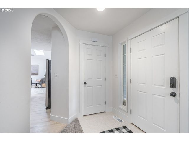 824 E EDGEWOOD Dr, Newberg, OR 97132