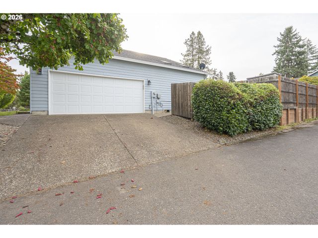 824 E EDGEWOOD Dr, Newberg, OR 97132