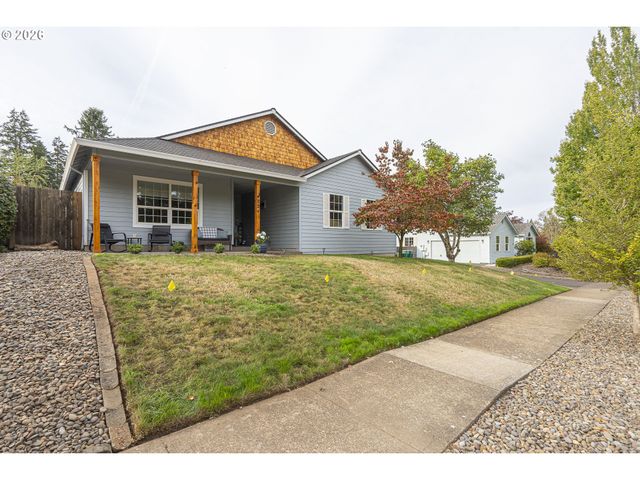 824 E EDGEWOOD Dr, Newberg, OR 97132