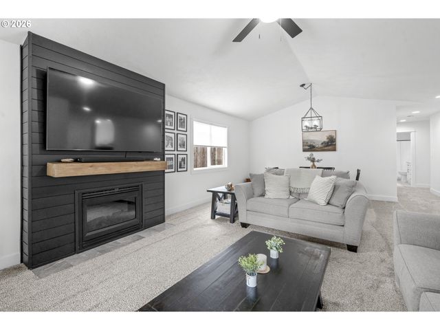 824 E EDGEWOOD Dr, Newberg, OR 97132