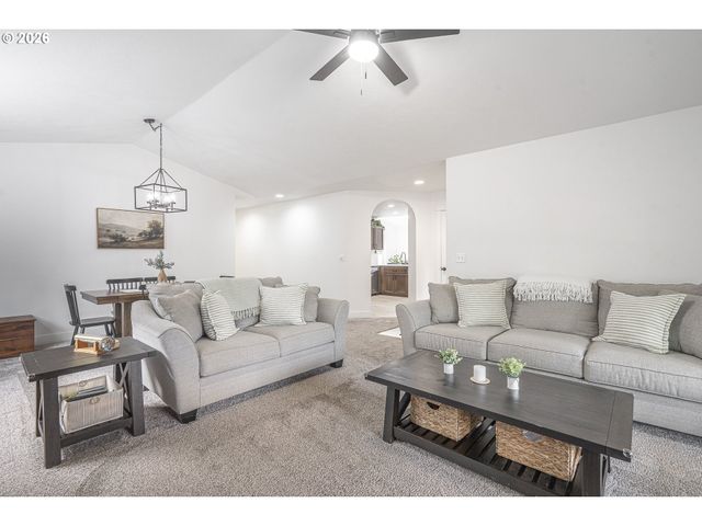 824 E EDGEWOOD Dr, Newberg, OR 97132