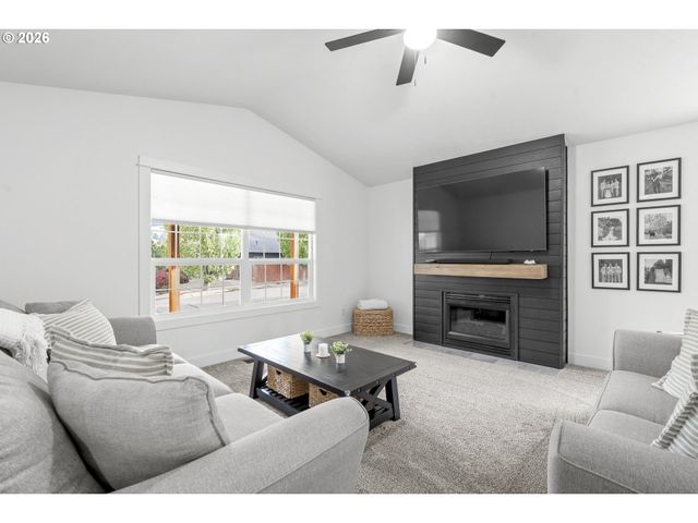 824 E EDGEWOOD Dr, Newberg, OR 97132