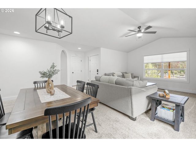 824 E EDGEWOOD Dr, Newberg, OR 97132