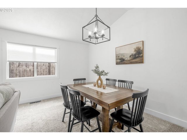 824 E EDGEWOOD Dr, Newberg, OR 97132