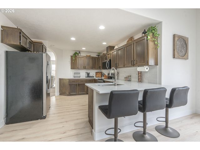 824 E EDGEWOOD Dr, Newberg, OR 97132