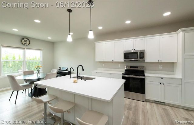 981 Cottage, Troy, MI 48085