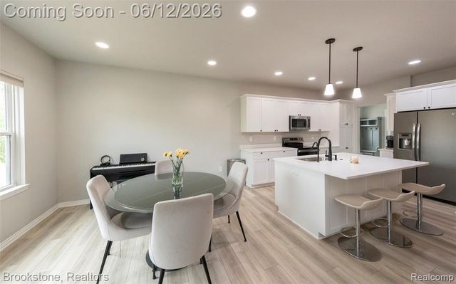 981 Cottage, Troy, MI 48085