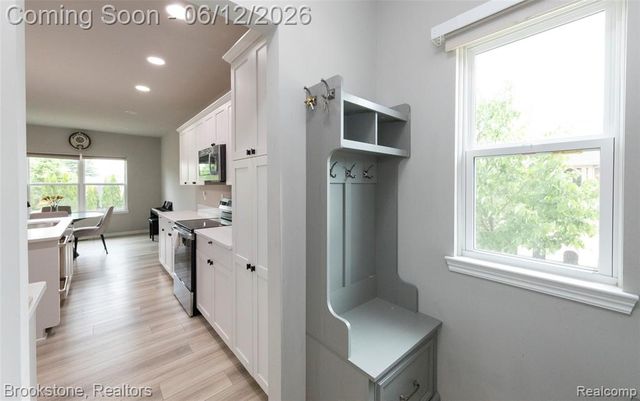 981 Cottage, Troy, MI 48085