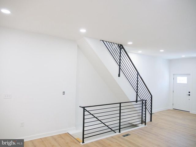 2555 N 33RD ST, Philadelphia, PA 19132