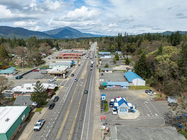 123 N Redwood Highway, Cave Junction, OR 97523
