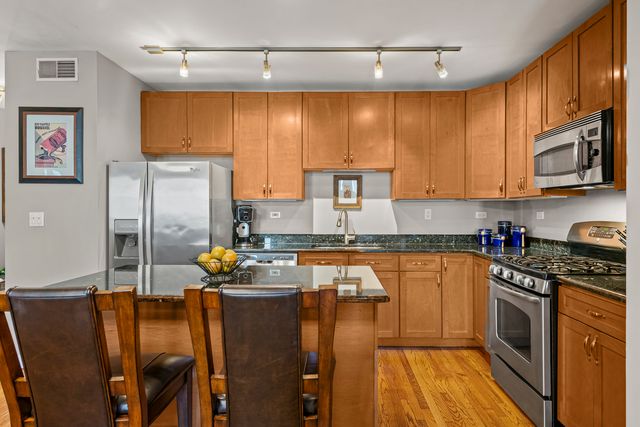 331 S Ridgeland Avenue B, Oak Park, IL 60302