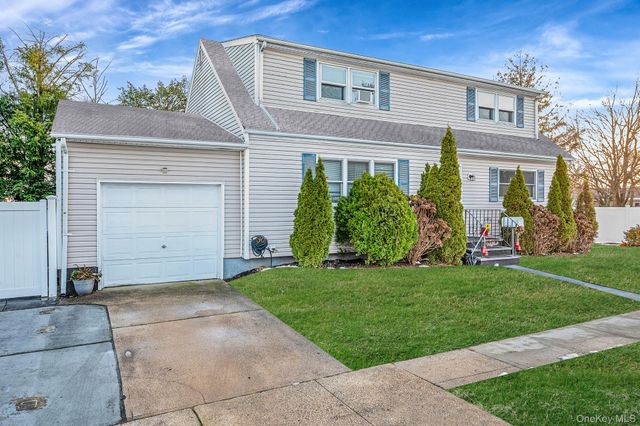 15 Macon Street, Lindenhurst, NY 11757