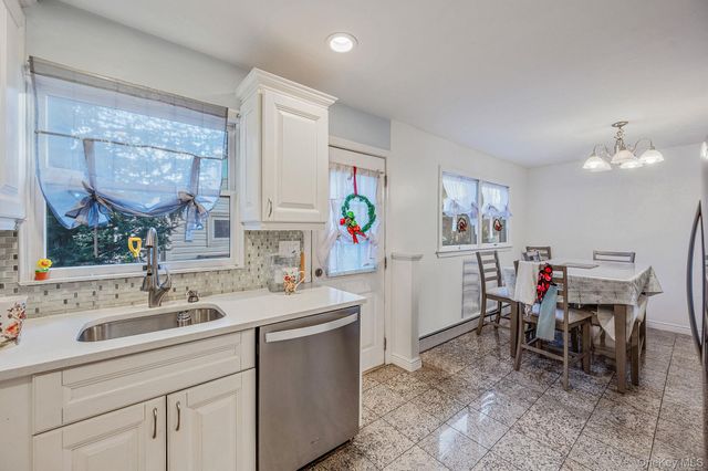 15 Macon Street, Lindenhurst, NY 11757