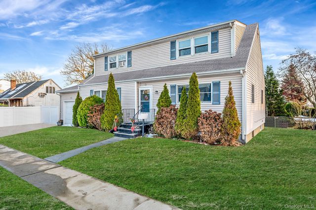 15 Macon Street, Lindenhurst, NY 11757