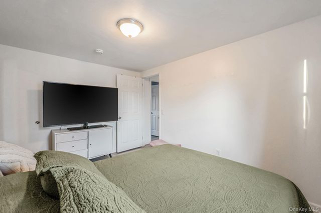 15 Macon Street, Lindenhurst, NY 11757