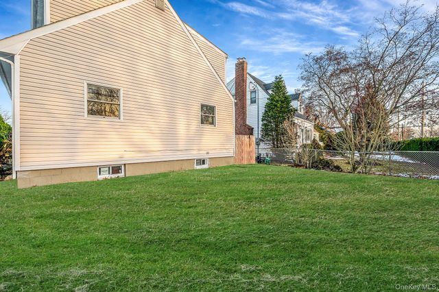 15 Macon Street, Lindenhurst, NY 11757