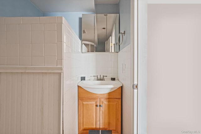 15 Macon Street, Lindenhurst, NY 11757