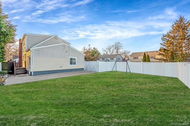 15 Macon Street, Lindenhurst, NY 11757