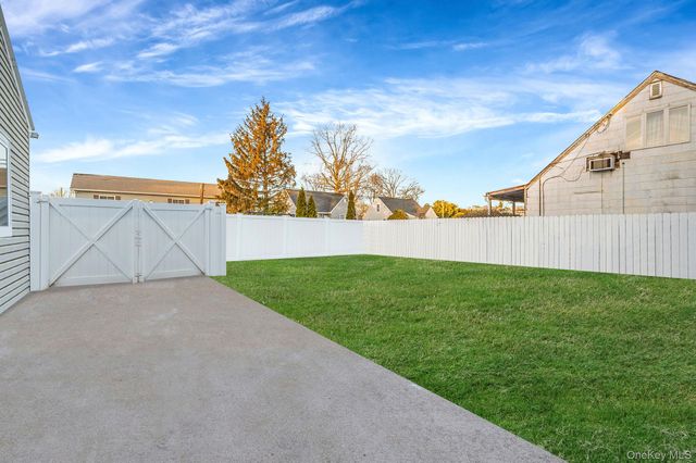 15 Macon Street, Lindenhurst, NY 11757