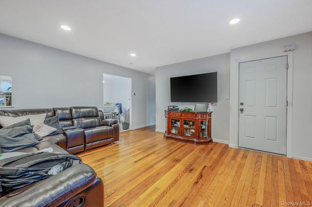 15 Macon Street, Lindenhurst, NY 11757