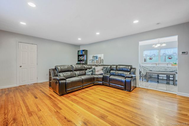 15 Macon Street, Lindenhurst, NY 11757