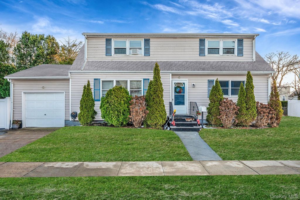15 Macon Street, Lindenhurst, NY 11757