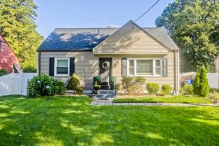 156 Gardens Dr, Springfield, MA 01119
