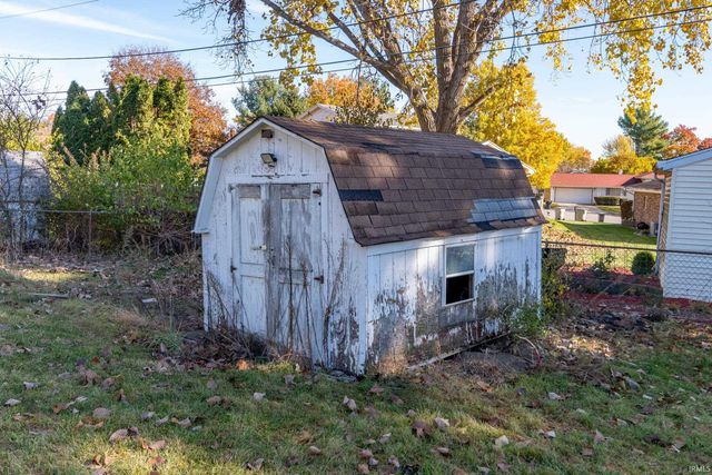 2734 Arrowhead Drive, South Bend, IN 46628