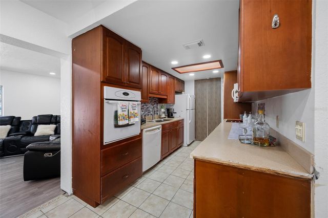 7607 W HANNA AVENUE, Tampa, FL 33615