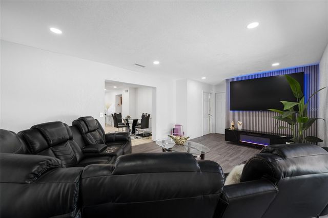 7607 W HANNA AVENUE, Tampa, FL 33615