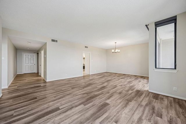 651 Bering Drive 1405, Houston, TX 77057