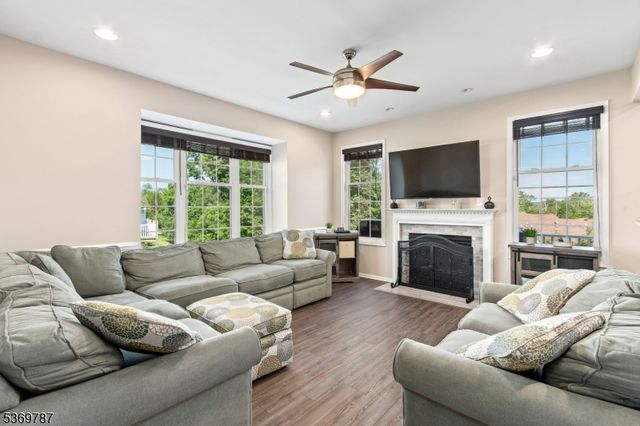 13 Tutbury Ct, Mount Olive Twp., NJ 07828