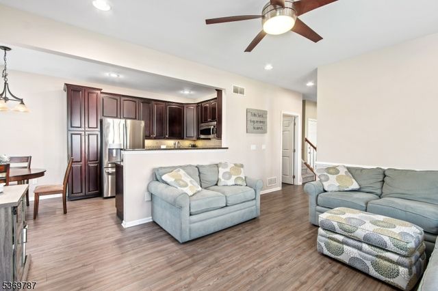 13 Tutbury Ct, Mount Olive Twp., NJ 07828