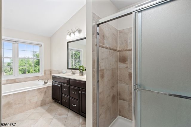 13 Tutbury Ct, Mount Olive Twp., NJ 07828