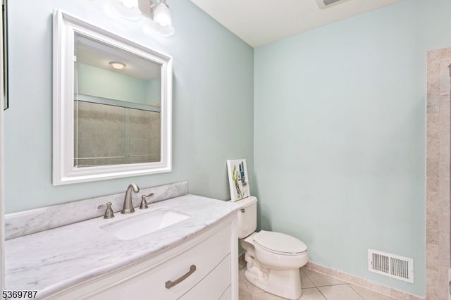 13 Tutbury Ct, Mount Olive Twp., NJ 07828