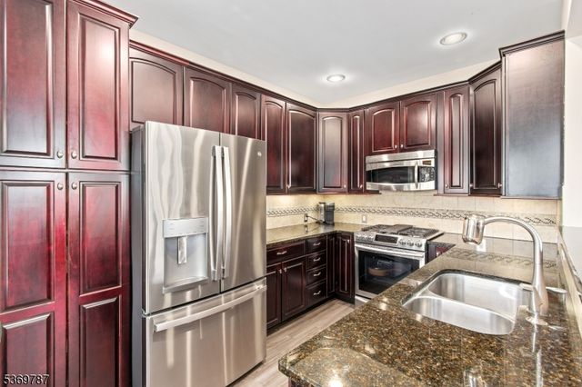 13 Tutbury Ct, Mount Olive Twp., NJ 07828