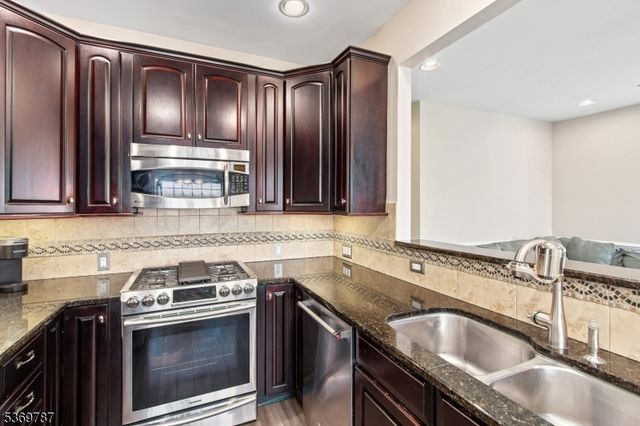 13 Tutbury Ct, Mount Olive Twp., NJ 07828